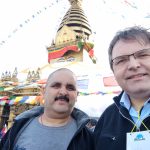 Mit Bidur ist Swayambunath ein Erlebnis