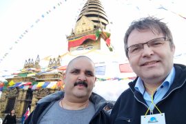 Mit Bidur ist Swayambunath ein Erlebnis