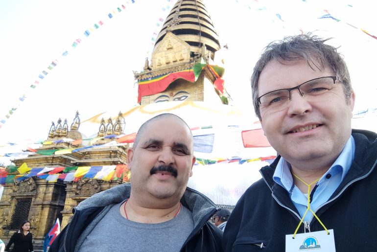 Mit Bidur ist Swayambunath ein Erlebnis